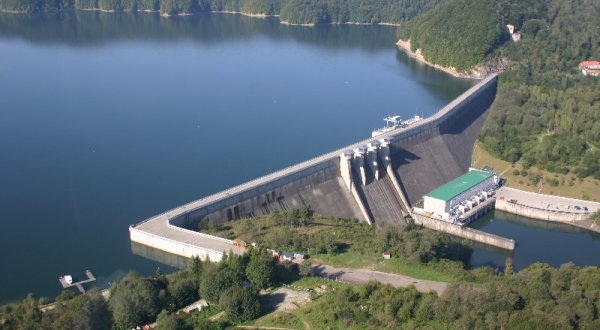 Staudamm in Solina, Kreuzfahrten. Die Möglichkeit der Besichtigung der Innenseite eines Wasserkraftwerks 18km