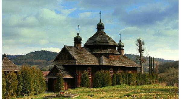 В округе много старинных церквей, часовен и кладбищ